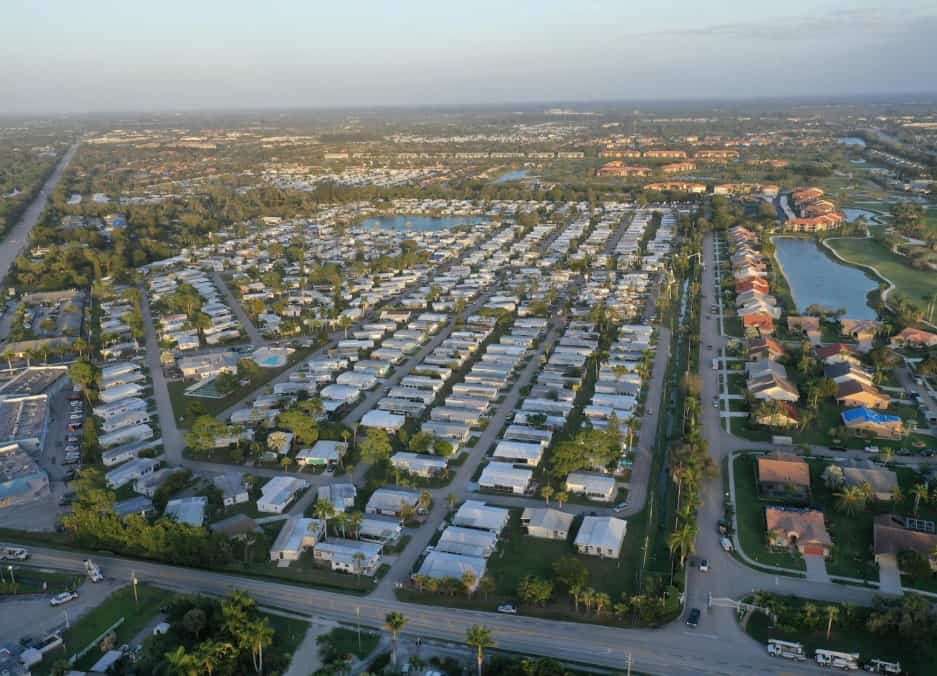Luftaufnahme einer Wohnsiedlung in Florida mit Einfamilienhäusern und Kurzzeitvermietungen