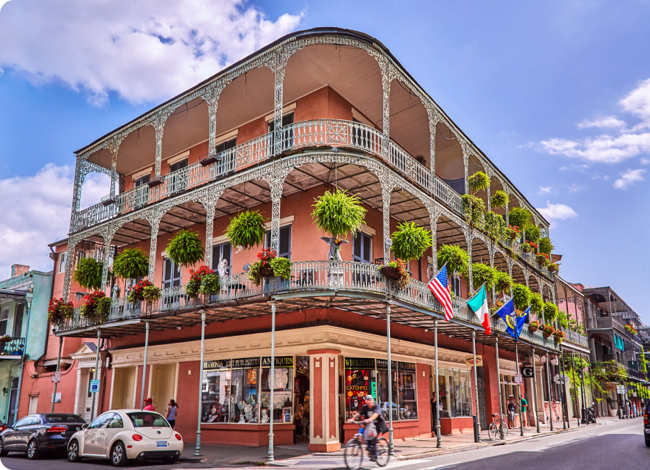 Ein klassisches Gebäude im French Quarter von New Orleans mit schmiedeeisernen Balkonen, Heimat vieler Kurzzeitvermietungen