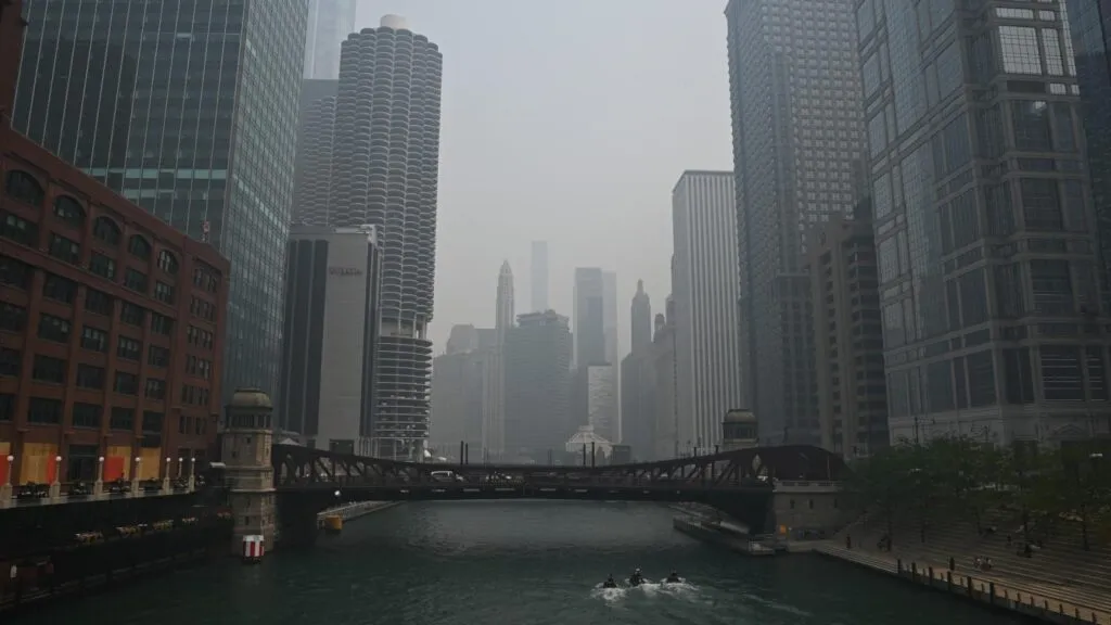 Die Skyline und der Fluss von Chicago, durch dichten Waldbrand-Dunst zu grauen Silhouetten reduziert.