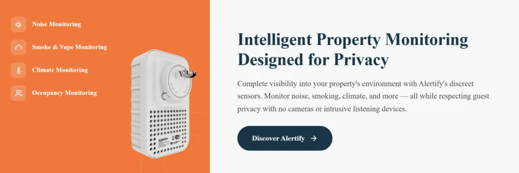 Alertify-Banner mit der Überschrift Intelligente Immobilienüberwachung, entwickelt für den Datenschutz, mit Lärm-, Rauch- und Vape-, Klima- und Belegungsüberwachung neben dem Steckdosensensor.