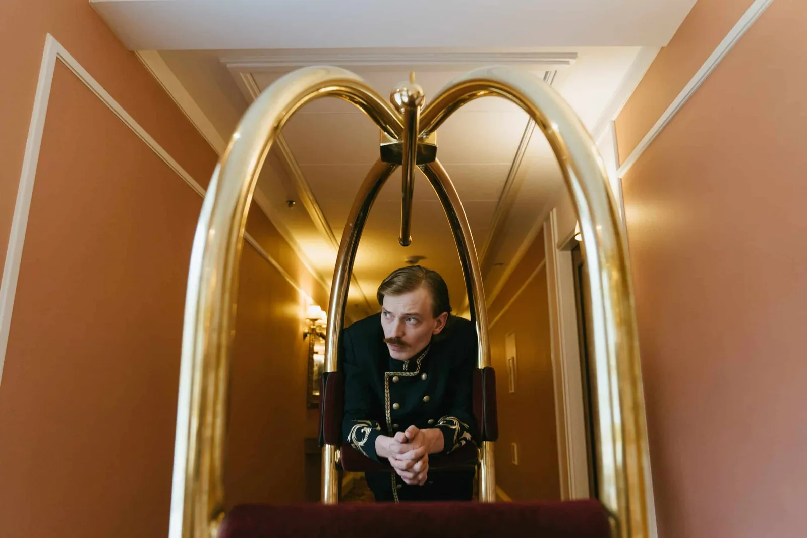 Erschöpfter Mitarbeiter in einem unterbesetzten Hotel